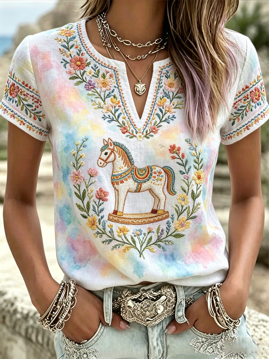 Damsommarblus med svensk midsommartryck och v-ringning – avslappnad t-shirt