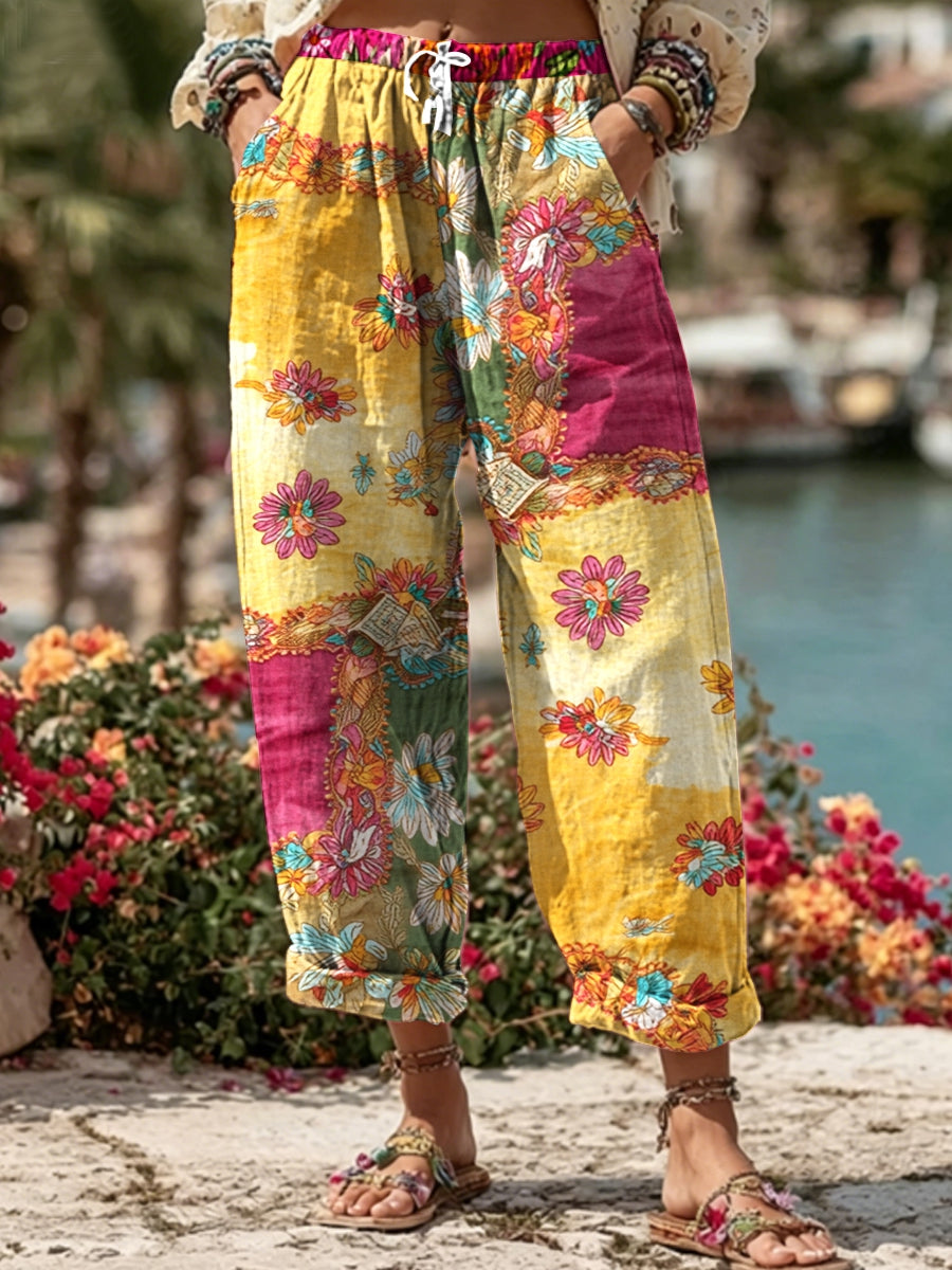 Damslips i bohemisk stil med blommönstrad brodyr, kontrastfärger och mix av linne – lediga byxor