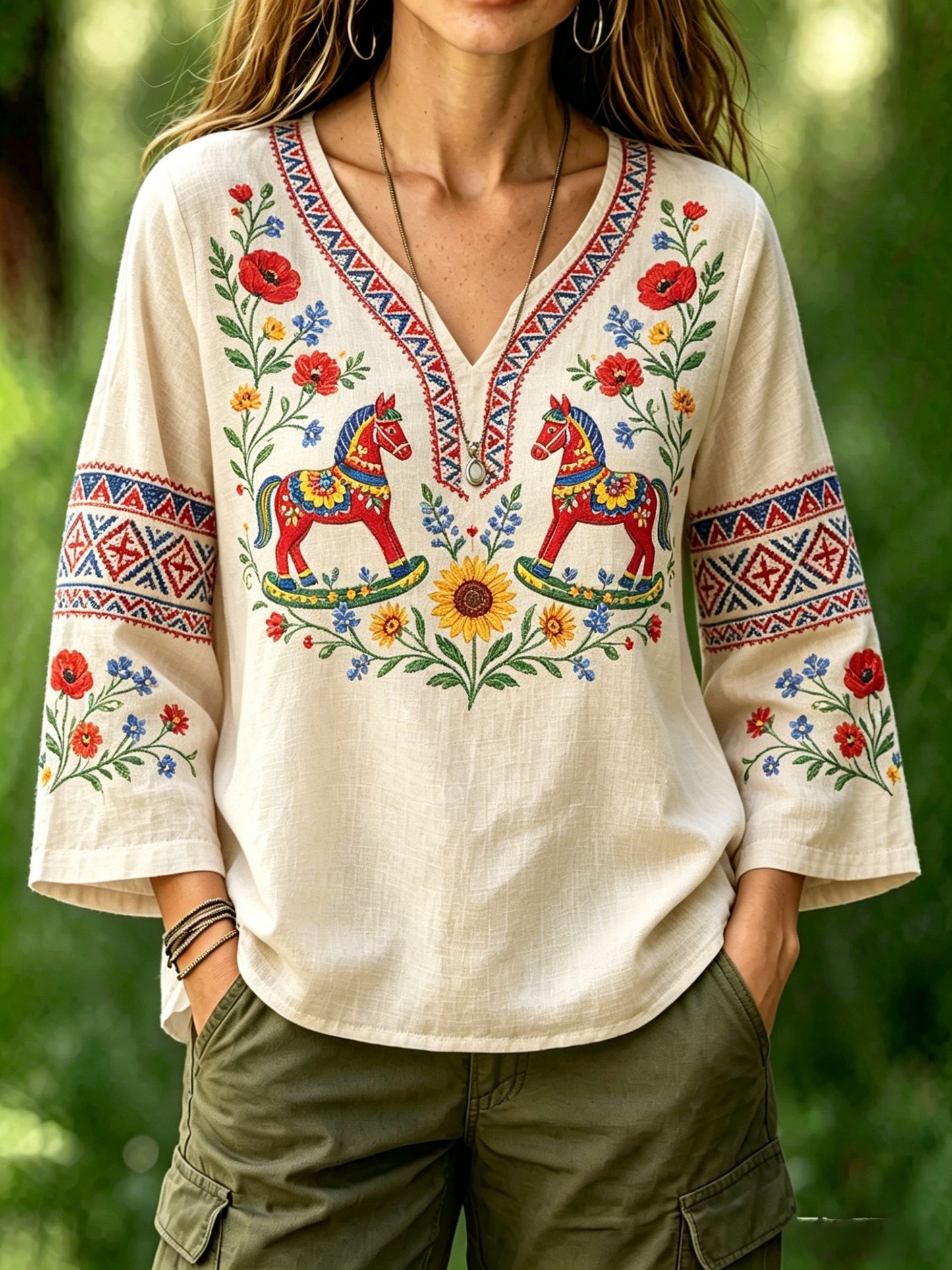 Dams retro svensk midsommarfolkstil blus i bomull-linne med blommönster