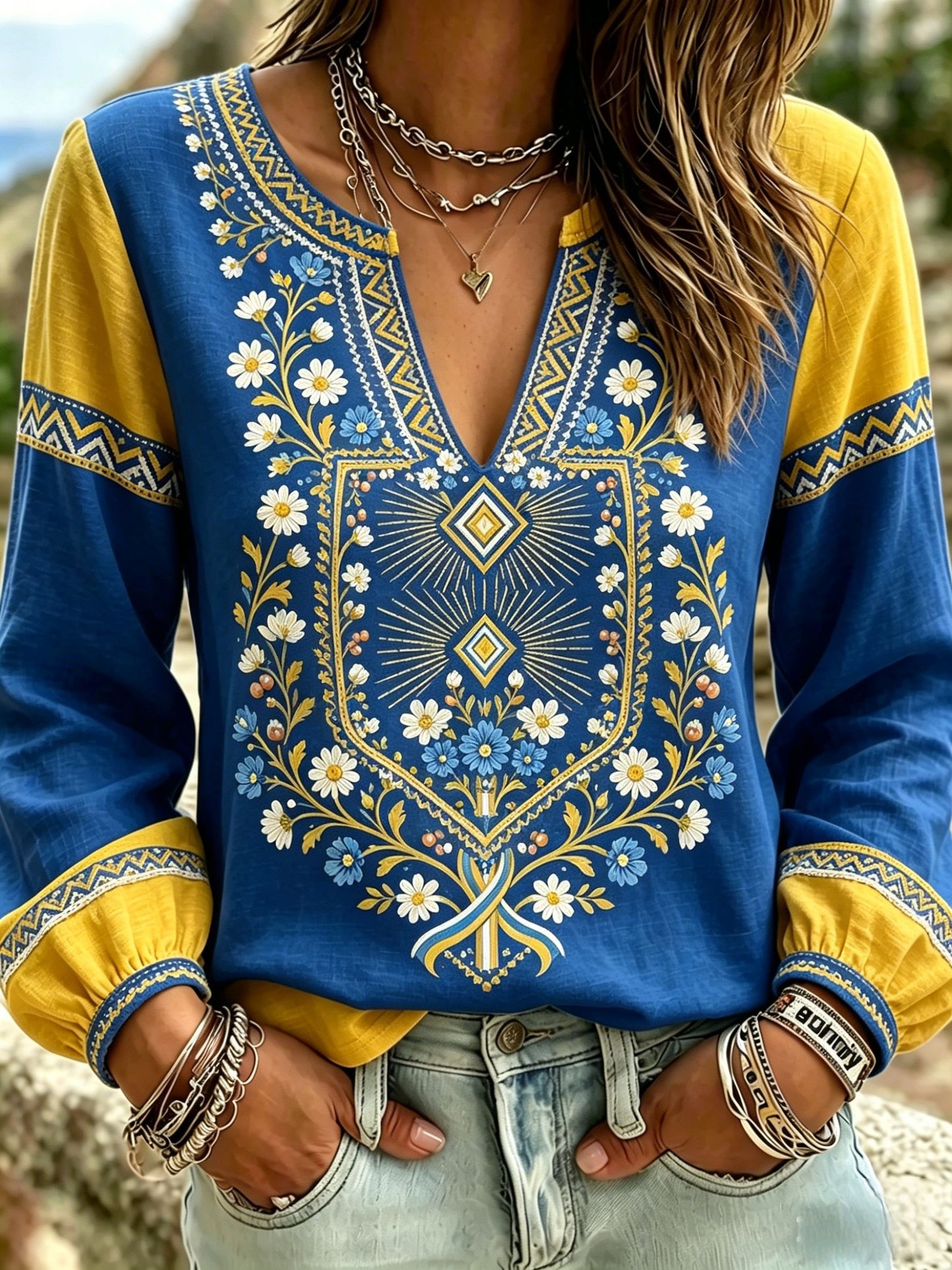 Dams retro svensk midsommarfolkloristisk blus i bomull-linntyg med blommönster