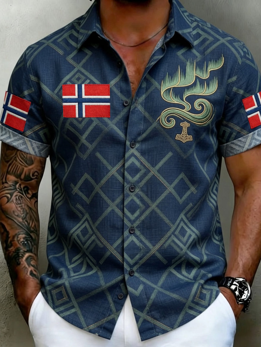 Gammel skandinavisk stil herreskjorte i bomull-lin med norsk kunsttrykk