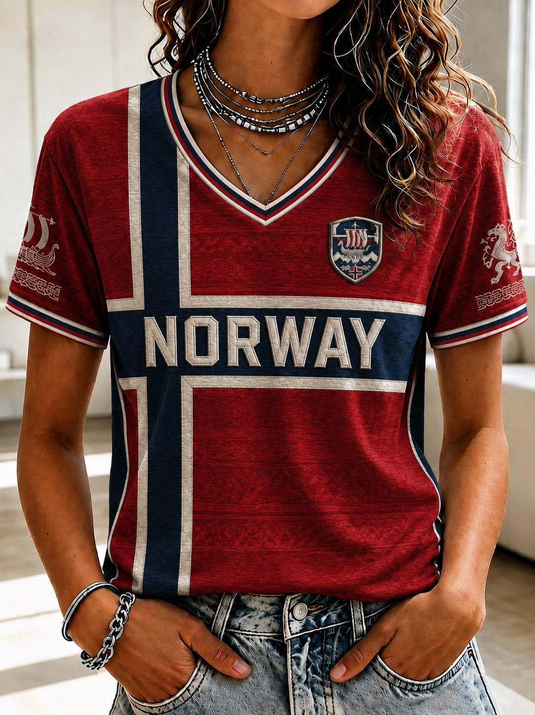 Dame-T-skjorte med fotballtrykk og V-utringning fra Norge