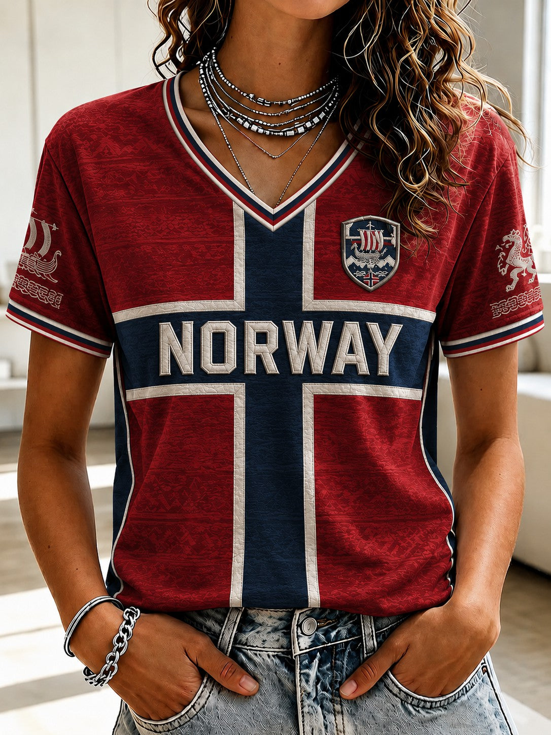 Dame-T-skjorte med fotballtrykk og V-utringning fra Norge