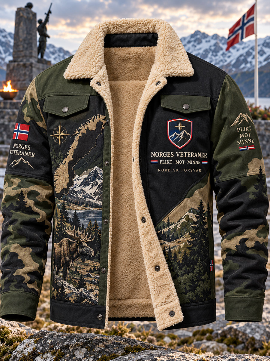 Fleecetrinset herrejakke med militært kamuflasjemønster og minnegrafikk