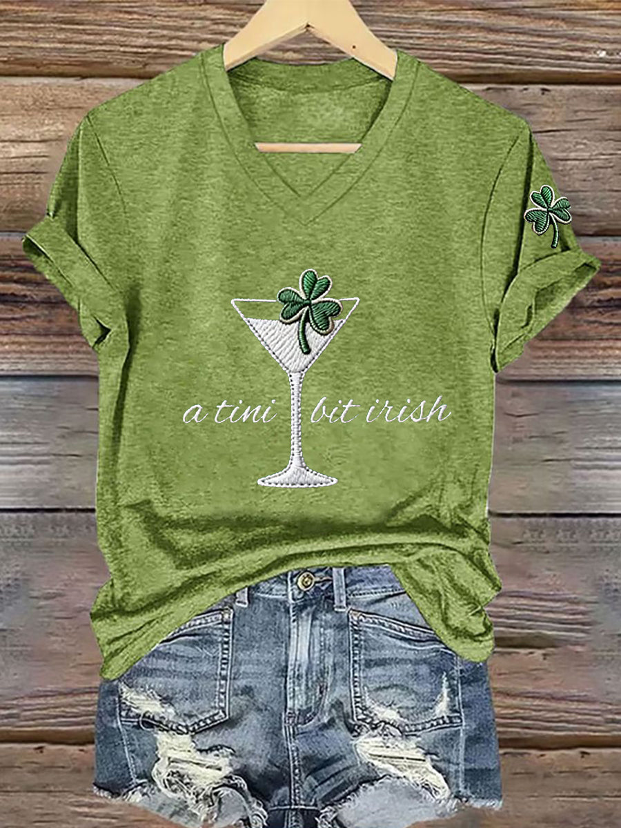 Kvinnors St Patrick's Day A Tini Bit Irish Shamrock Art Print V-hals Kort ärm T-shirt