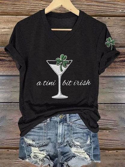 Kvinnors St Patrick's Day A Tini Bit Irish Shamrock Art Print V-hals Kort ärm T-shirt