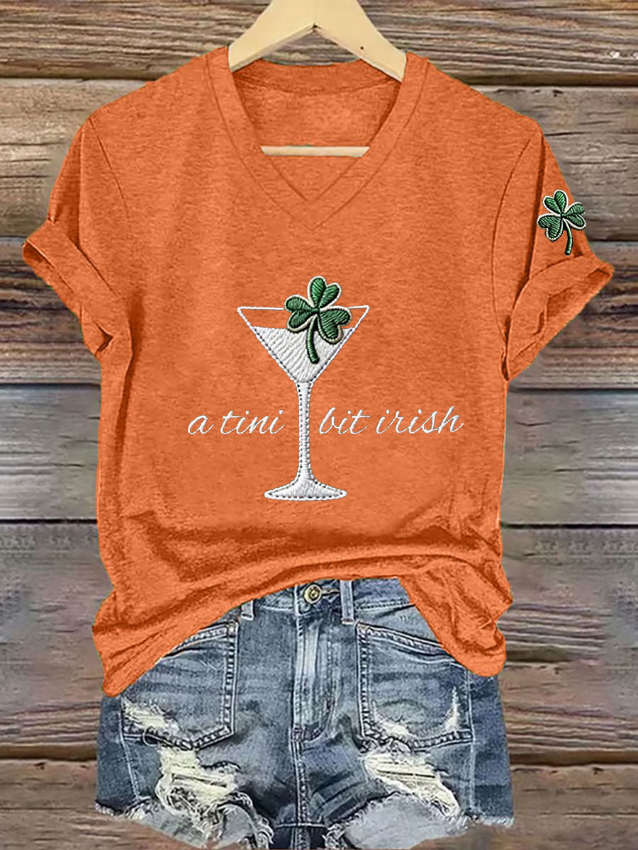 Kvinnors St Patrick's Day A Tini Bit Irish Shamrock Art Print V-hals Kort ärm T-shirt