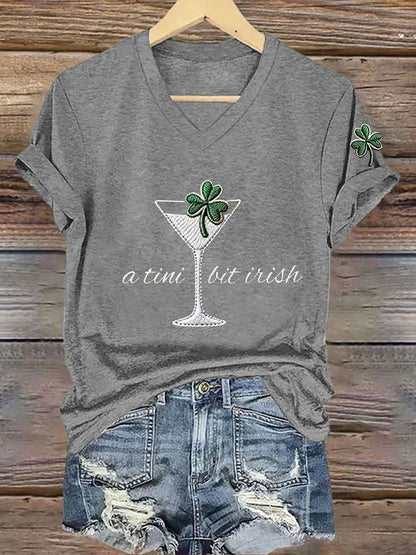 Kvinnors St Patrick's Day A Tini Bit Irish Shamrock Art Print V-hals Kort ärm T-shirt