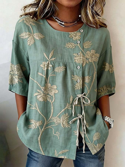 Dameskjorte i linblanding med knapper og blonder, prydet med planter og blomster
