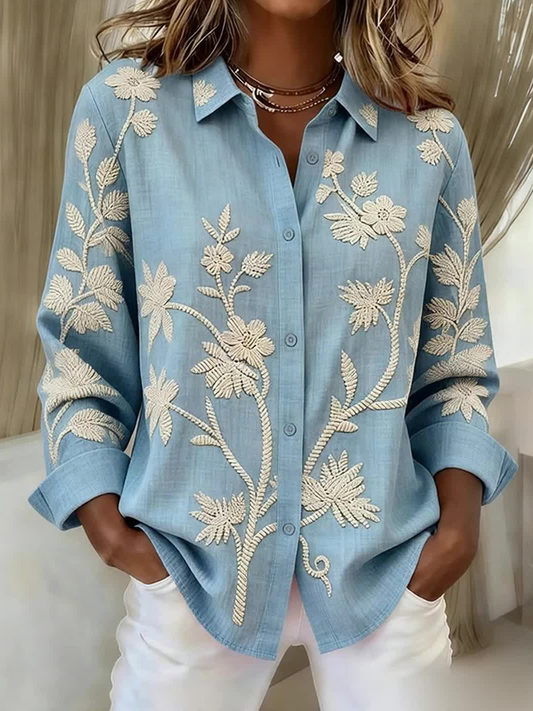 Dameskjorte i linblanding med knapper og blonder, prydet med planter og blomster