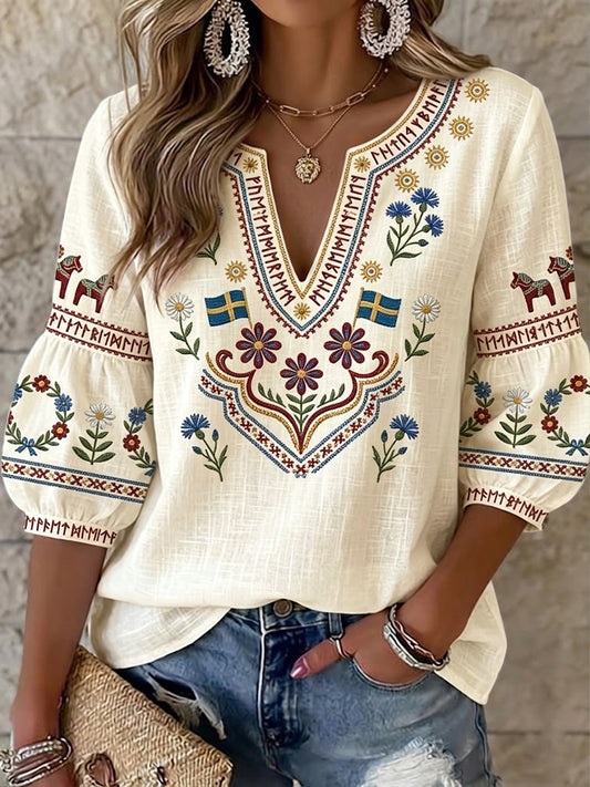 Damebluse i vintagestil med svenske symmetriske blomster og V-hals