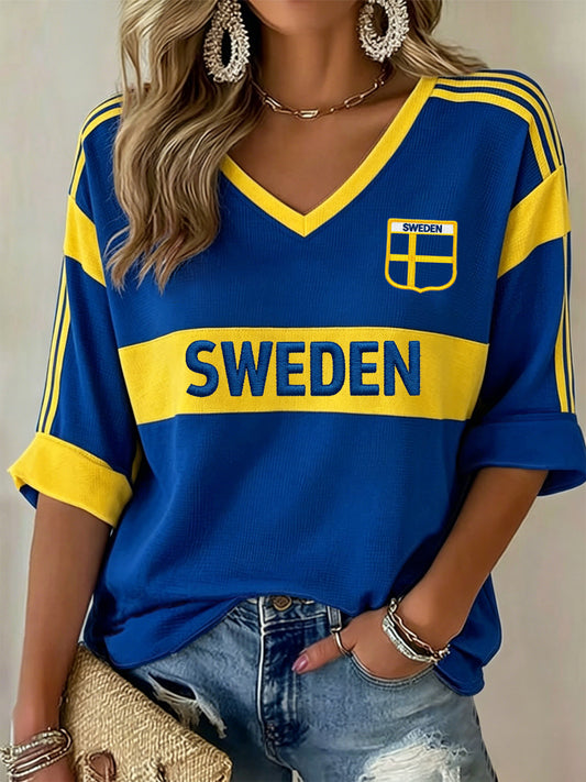 Avslappet T-skjorte for kvinner med fotballtrykk fra Sverige