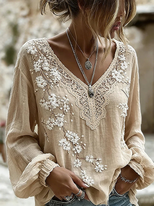 Dameskjorte i vintagestil i bomull og lin med broderte blomster og trykt lappeteknikk