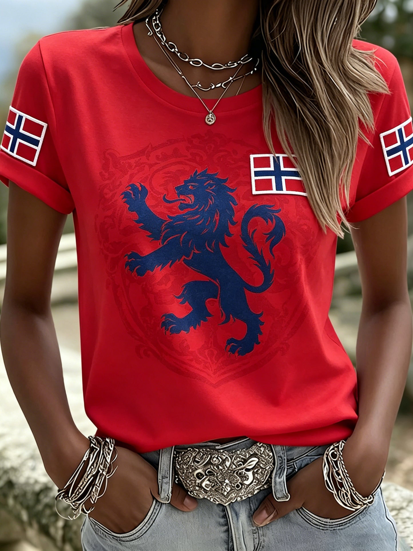Damtröja med konstprint för att heja på en norsk fotbollsmatch