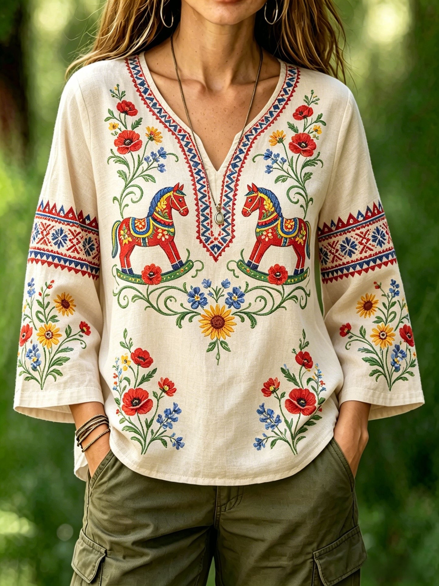 Dams retro svensk midsommarfolkstil blus i bomull-linne med blommönster