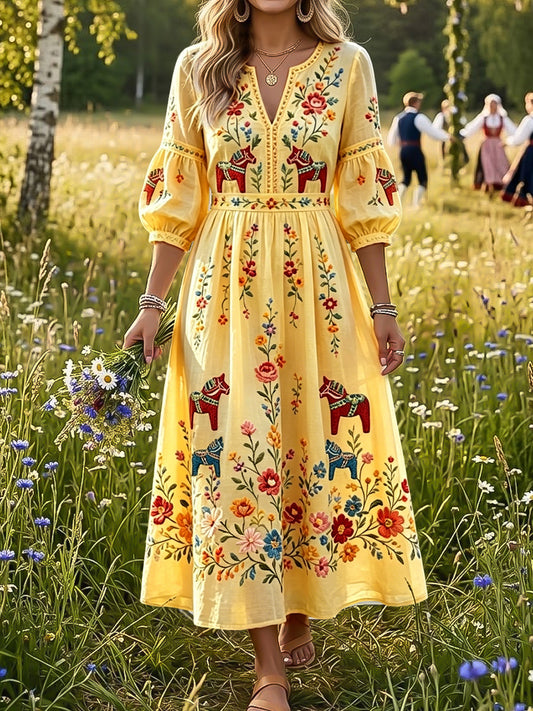 Dameskjorte i vintagestil med blomstermønster og dalahestmotiv, V-hals