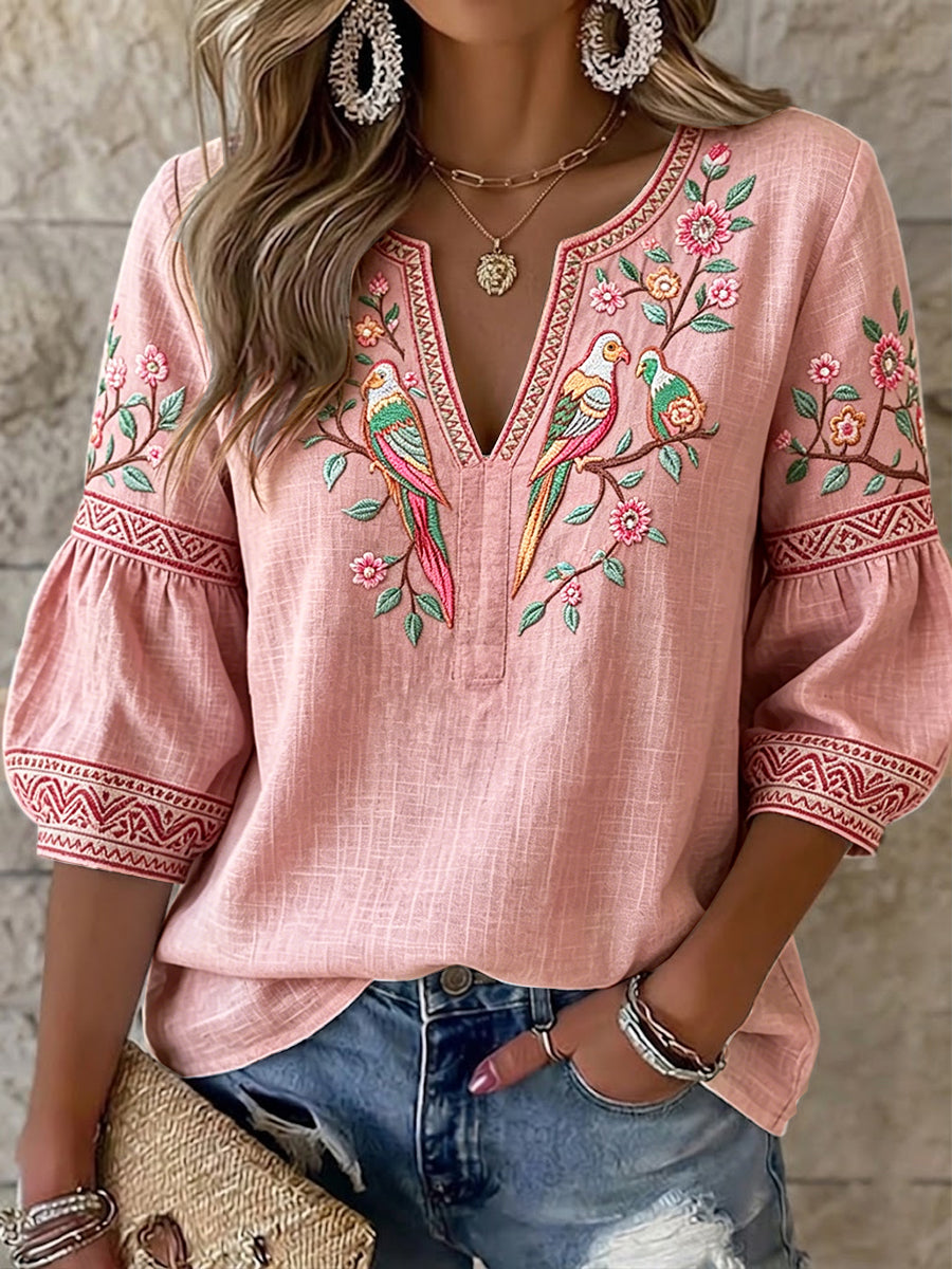 Dams T-shirt i rosa med traditionellt blommönster och fåglar, 3D-tryckt, av bomull-linne, med V-ringning, i ledig stil