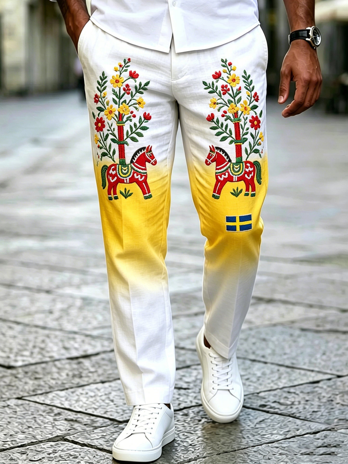 Herrbyxor med konsttryck som firar den svenska midsommarfesten