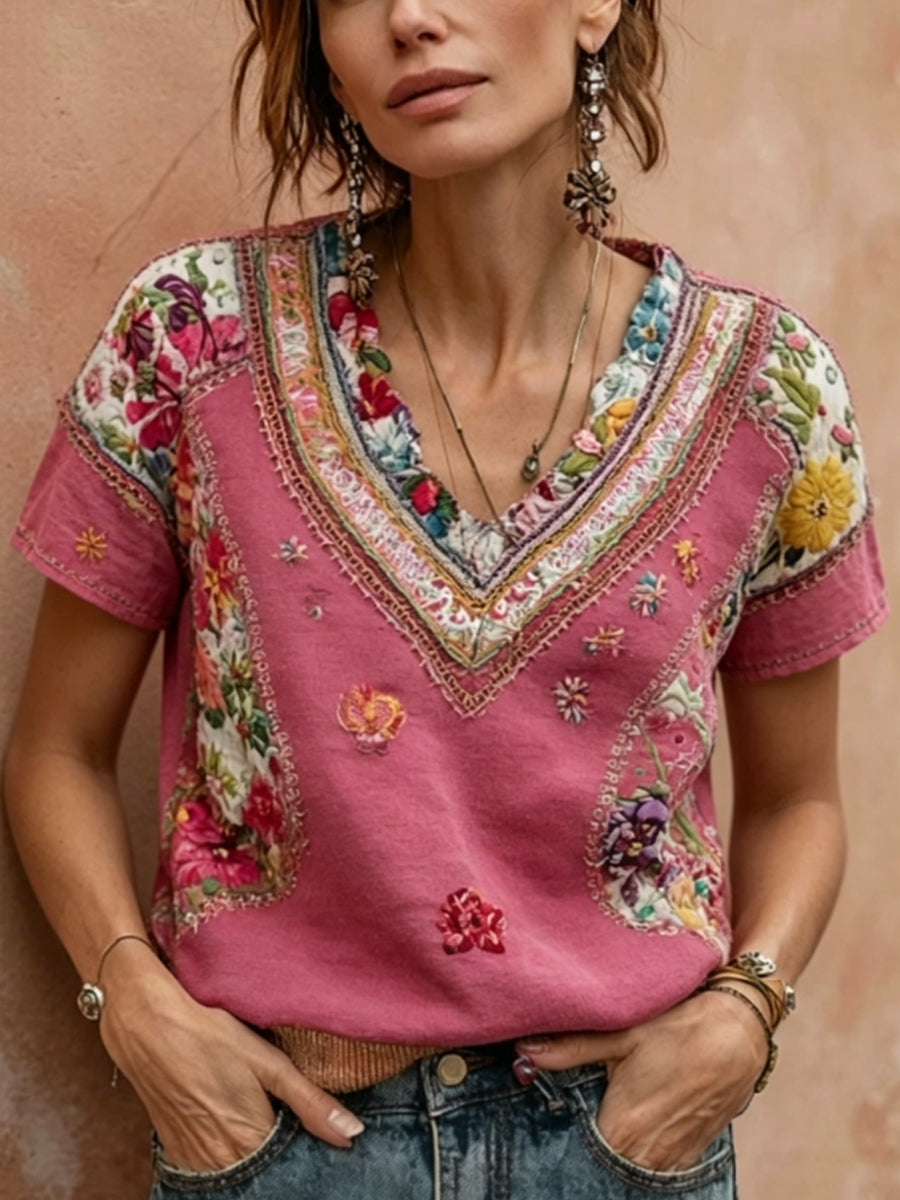 Dams bohemisk broderad patchwork-t-shirt i linblandning med blommönster, V-ringning och korta ärmar