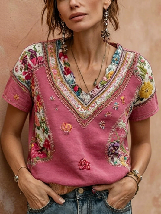 Bohemisk brodert patchwork-t-skjorte i linblanding med blomstermønster, V-hals og korte ermer til dame