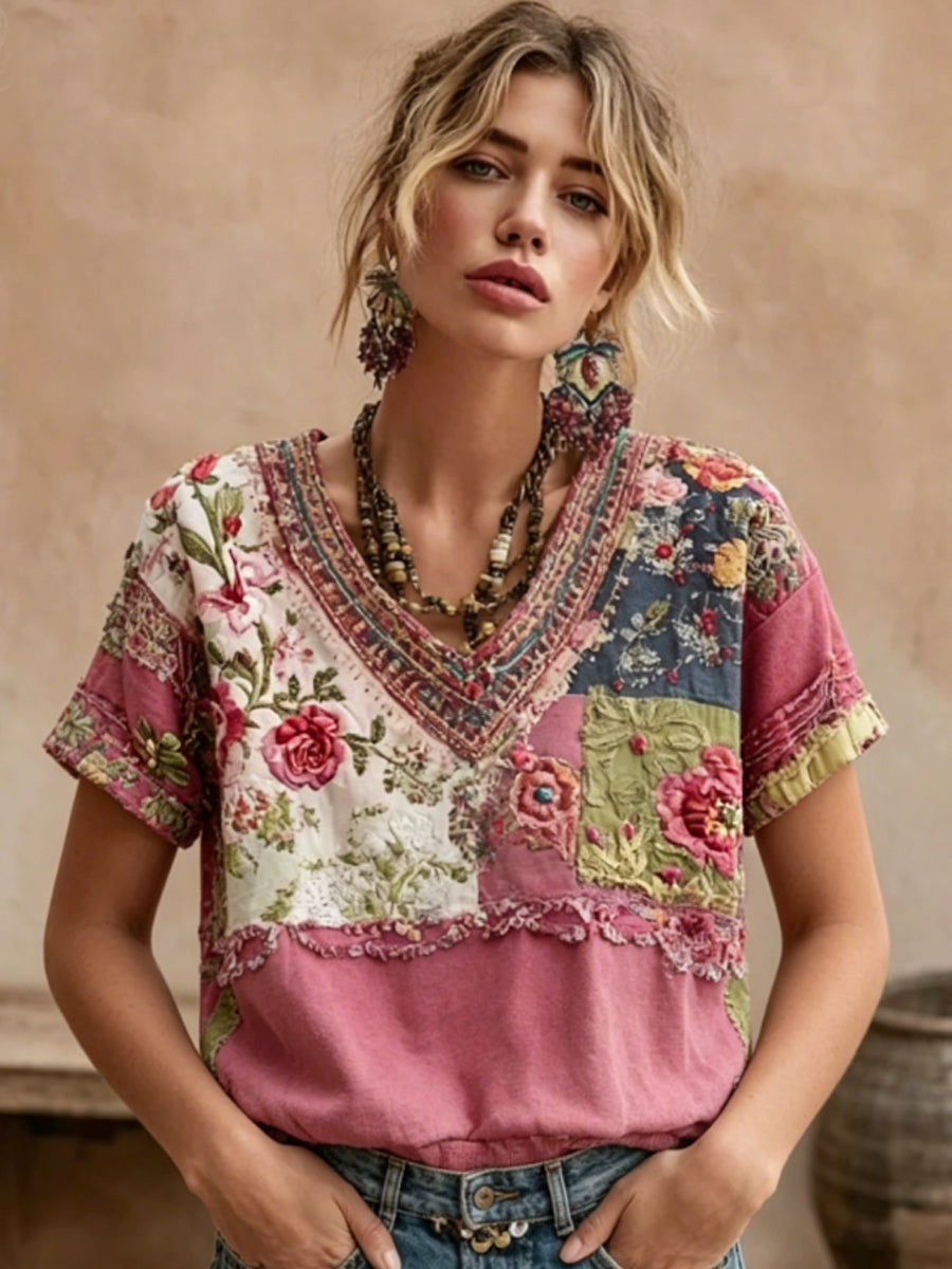 Dams bohemisk broderad patchwork-t-shirt i linblandning med blommönster, V-ringning och korta ärmar