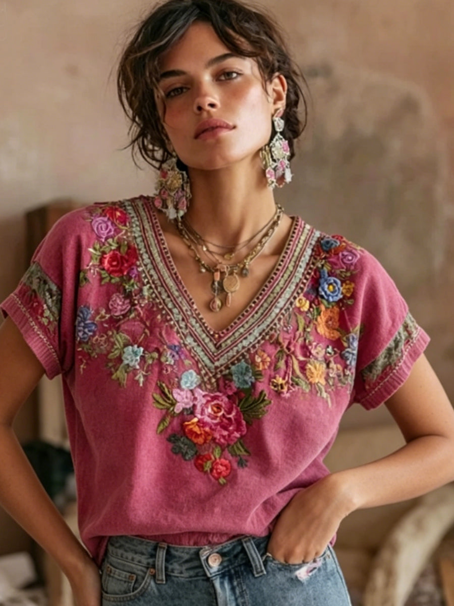 Dams bohemisk broderad patchwork-t-shirt i linblandning med blommönster, V-ringning och korta ärmar