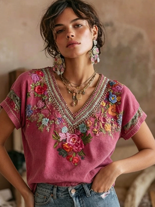 Bohemsk brodert patchwork-T-skjorte for kvinner i linblanding med blomstermønster, V-hals og korte ermer