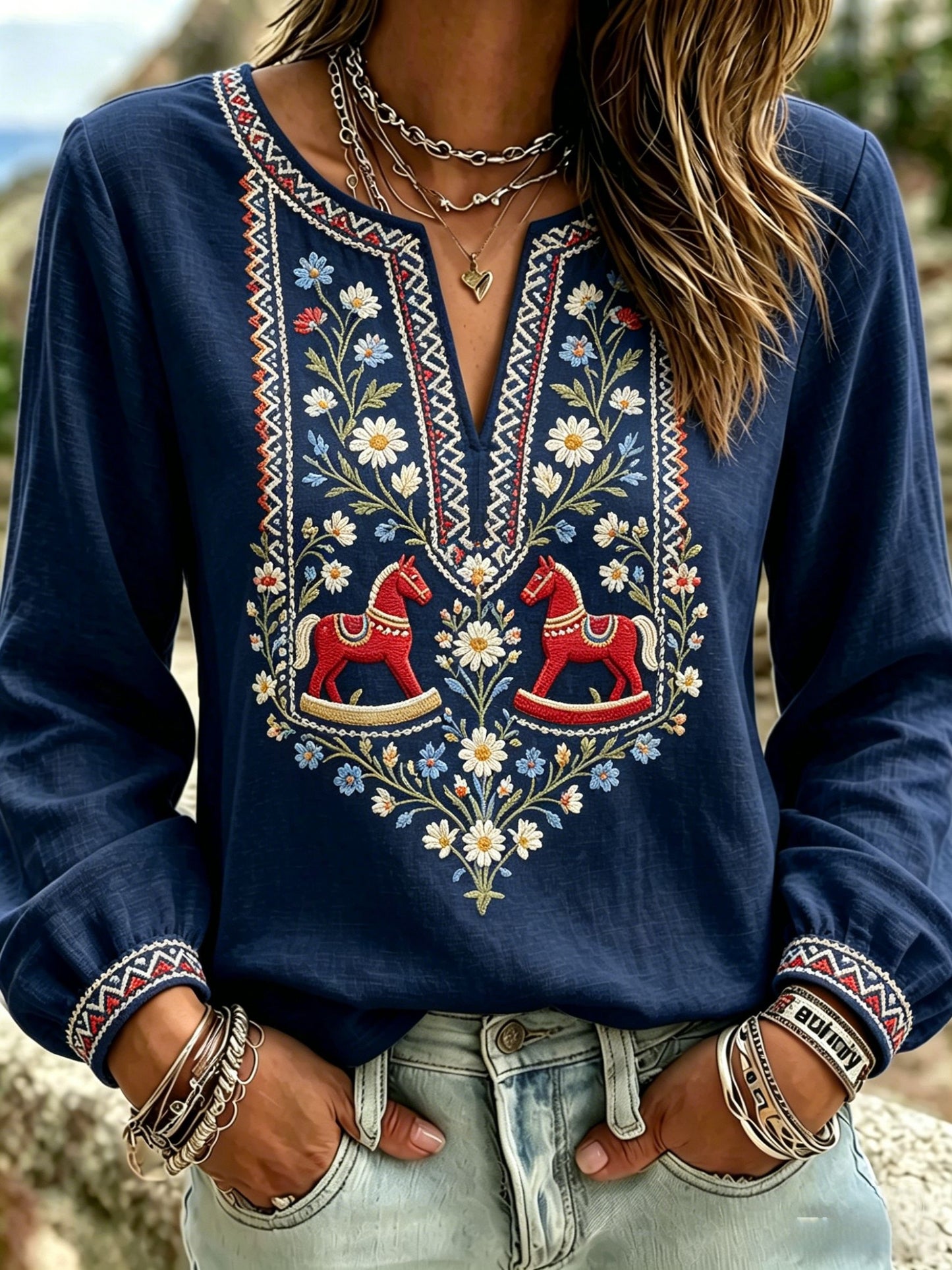 Dams retro svensk midsommarfolkloristisk blus i bomull-linntyg med blommönster