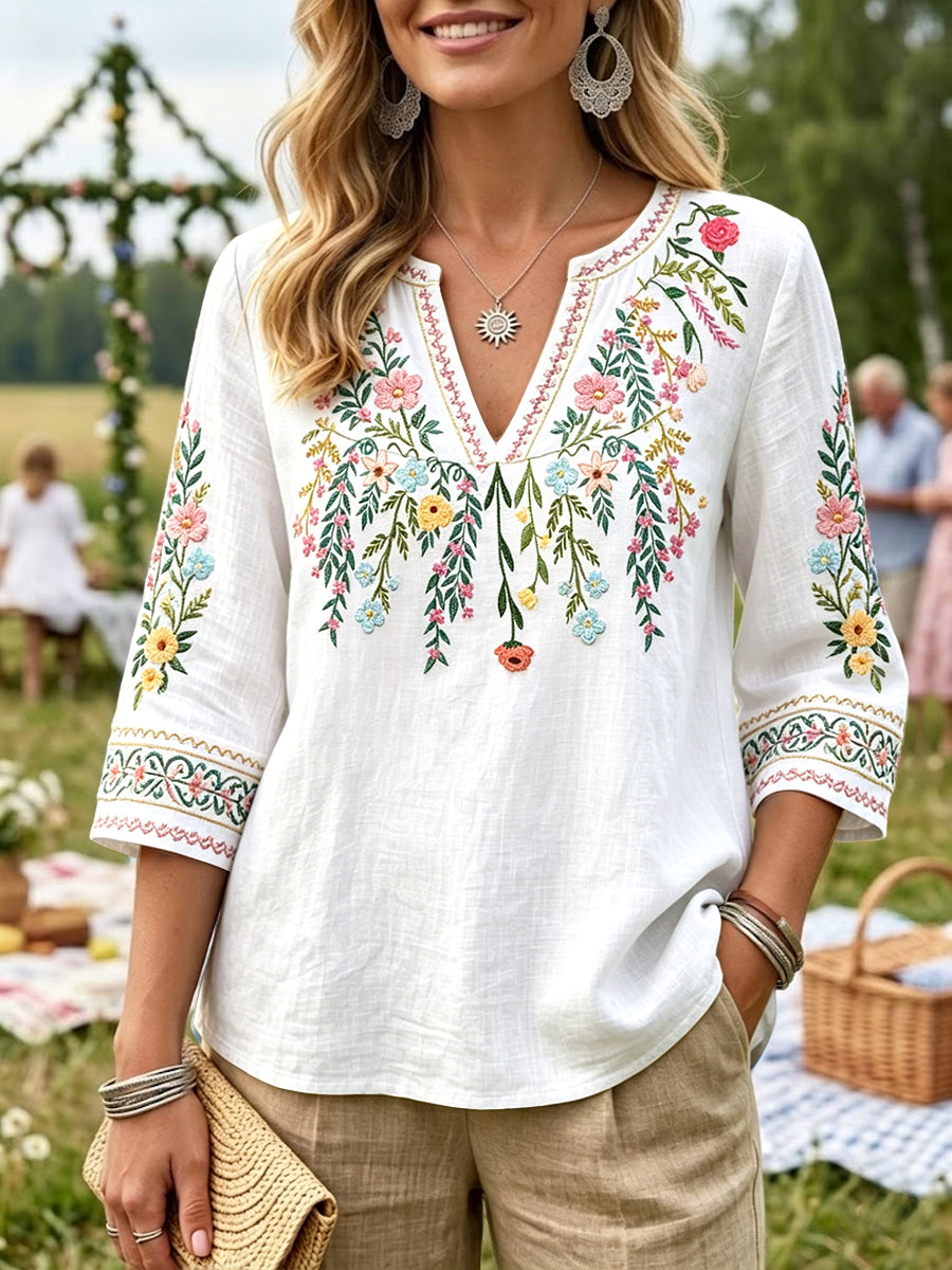 Dams vit svensk midsommarblommig tryckt avslappnad T-shirt i bomull-linne med V-ringning