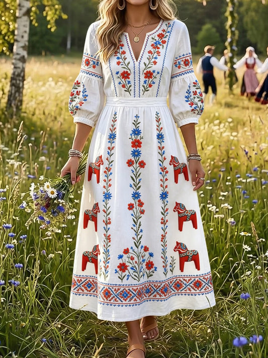 Damekjole i vintagestil med svensk dalahäst, brodert blomsterkunst og avslappet passform