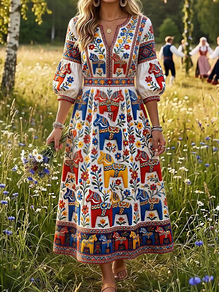 Damklänning i vintagestil med svensk dalahäst, broderad blomsterkonst och avslappnad passform