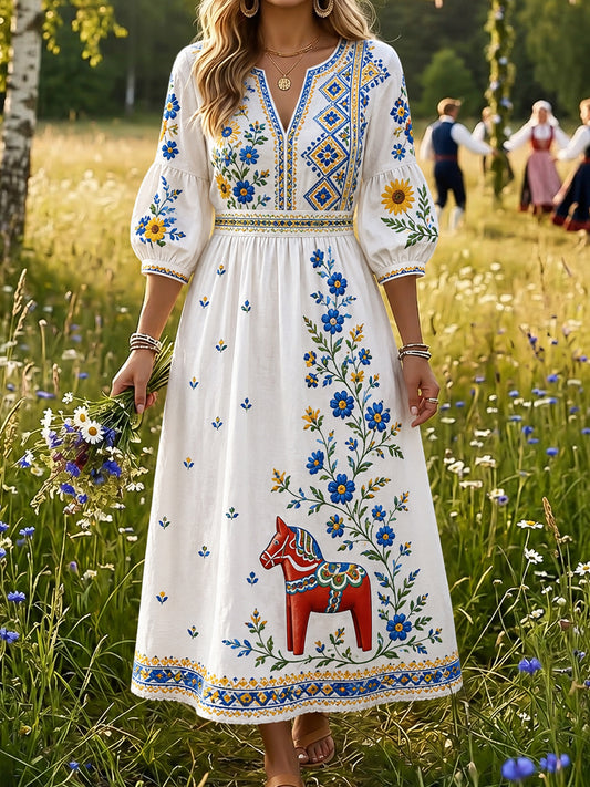 Damekjole i vintagestil med svensk dalahäst, brodert blomsterkunst og avslappet passform