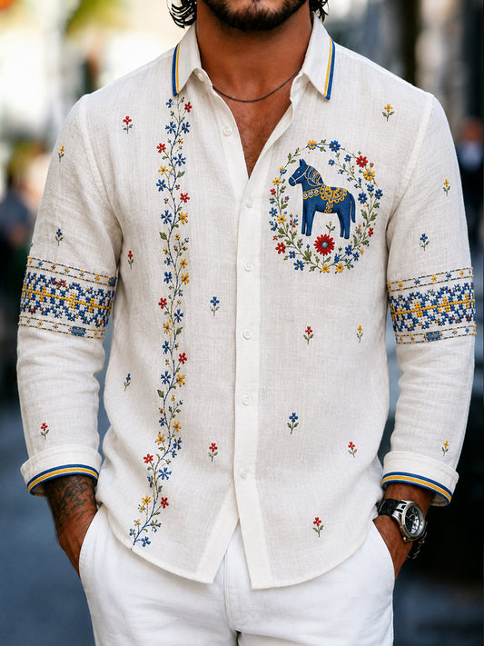 Herreskjorte i retrostil med svensk brodert blomstermønster, midtsommerkunst-print og avslappet stil i bomull-lin