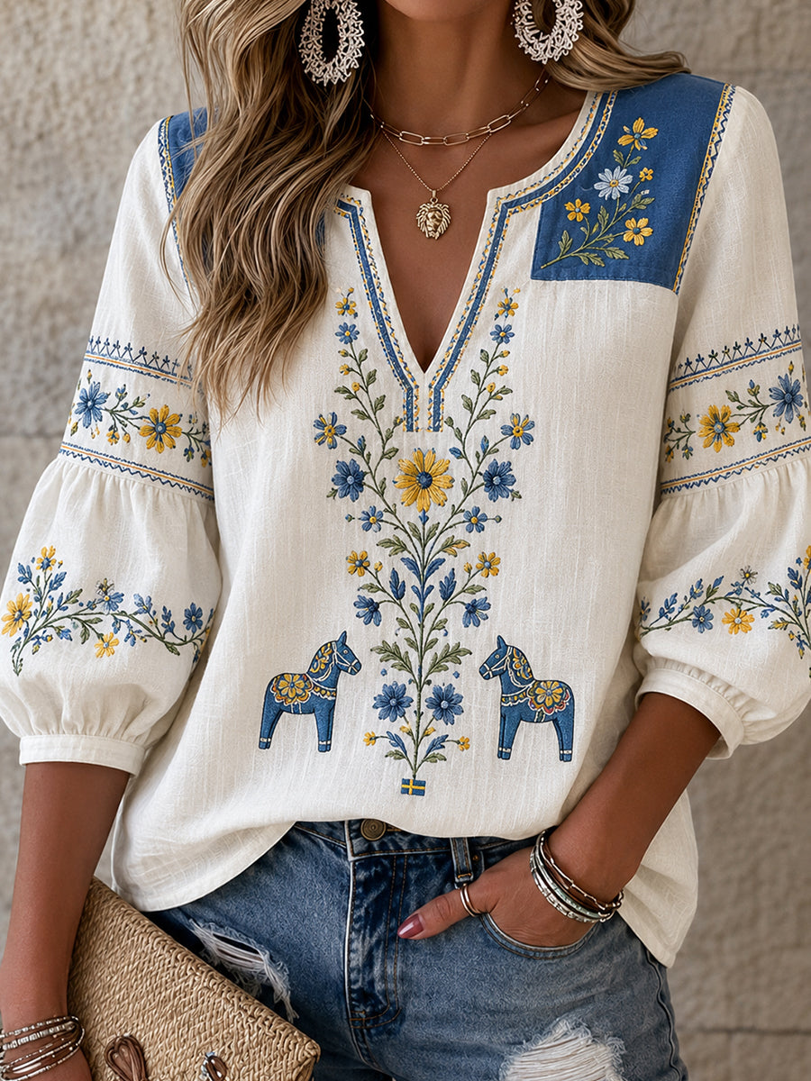 Kvinnors vintage-topp i svensk stil med broderade blommor, midsommarkonsttryck och bomullslinnen