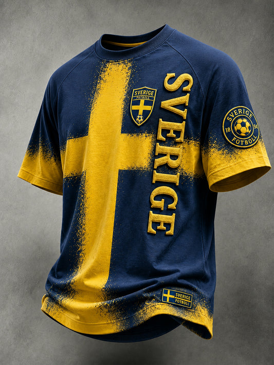 Retro svensk fotballandslagsflagg med emblem og t-skjorte i vikingstil med korte ermer