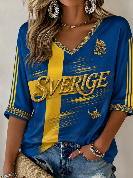 Dammens retrovikinginspirerte hverdagsgenser med merke med det svenske fotballagets flagg