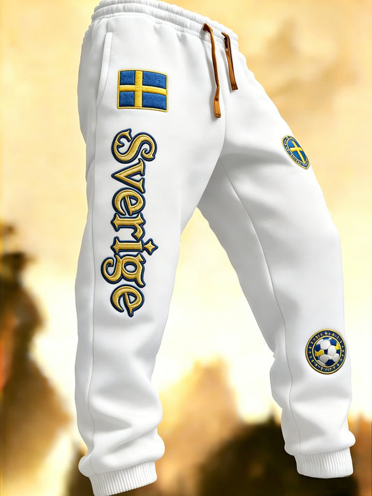 Herrebukser i retro vikingstil med svensk fotballflagg som detalj, avslappet stil