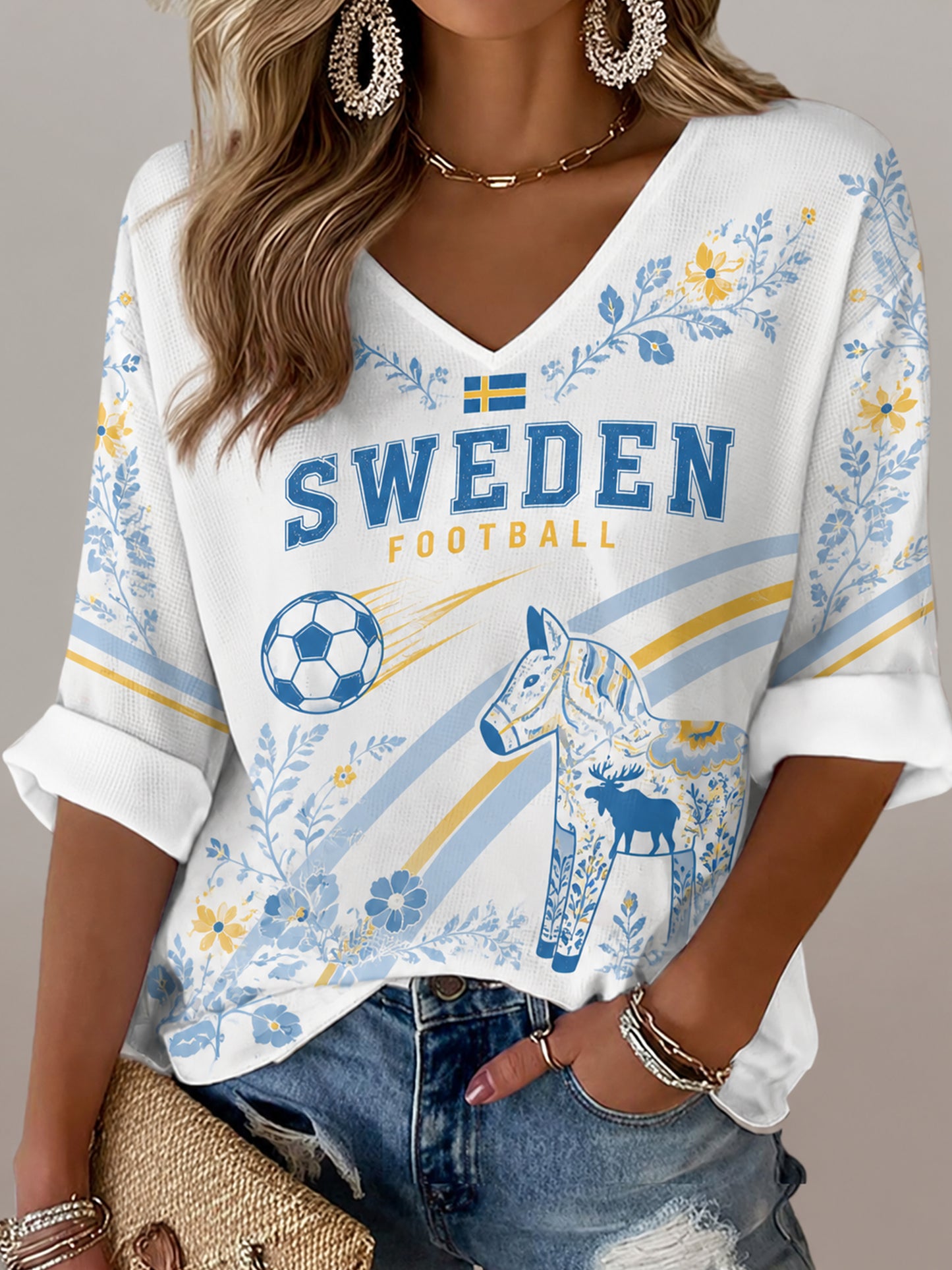 Damtröja med V-ringning och konsttryck med temat svenska flaggan